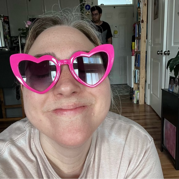 Official BARBIE sunglasses in Barbie pink! - Picture 8 of 10